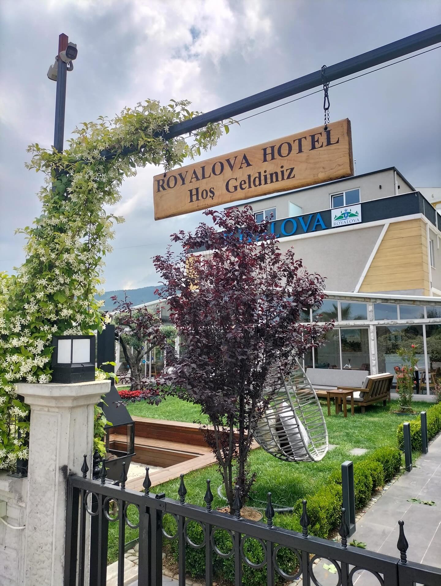 Hoş Geldiniz tabelalı otel girişi